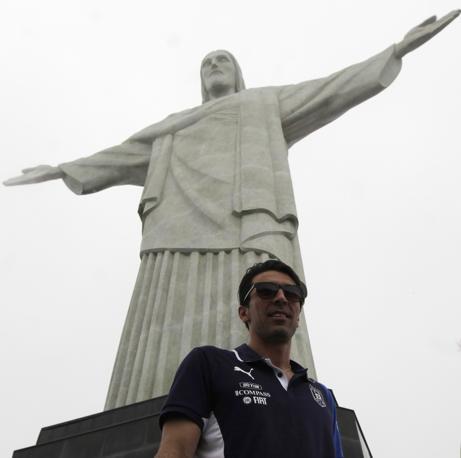 Anche Gigi Buffon si  fatto fotografare sotto il simbolo di Rio. Reuters